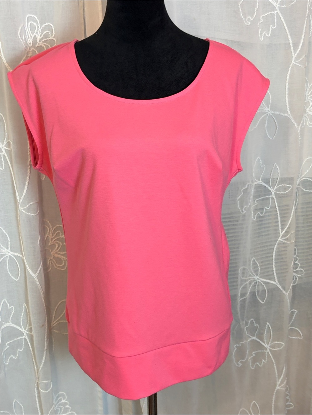 Ann Taylor Cap Sleeve Scoop Neck blouse Bright Pink with zip up back and band M